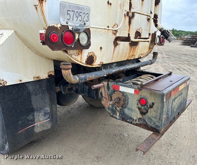 image for item NT9257 2006 Ford F750 Super Duty tank truck