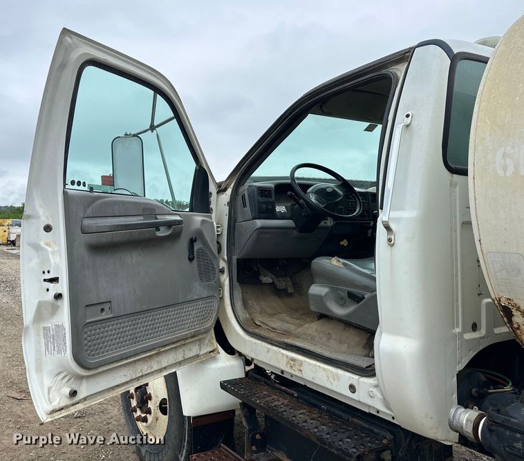 image for item NT9257 2006 Ford F750 Super Duty tank truck