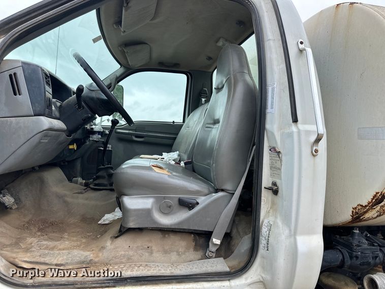 image for item NT9257 2006 Ford F750 Super Duty tank truck