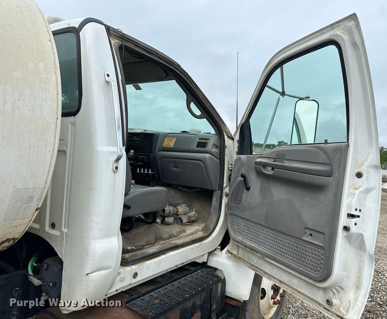 image for item NT9257 2006 Ford F750 Super Duty tank truck