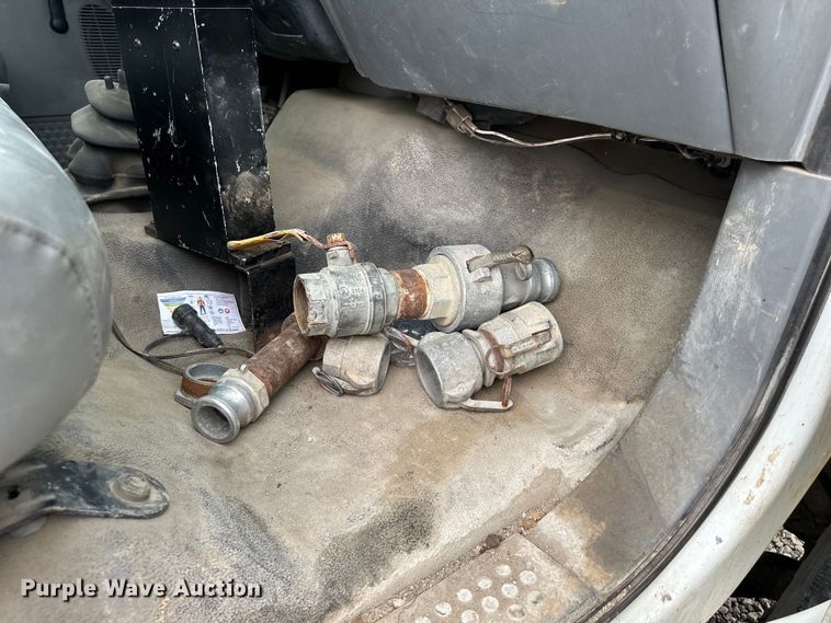 image for item NT9257 2006 Ford F750 Super Duty tank truck