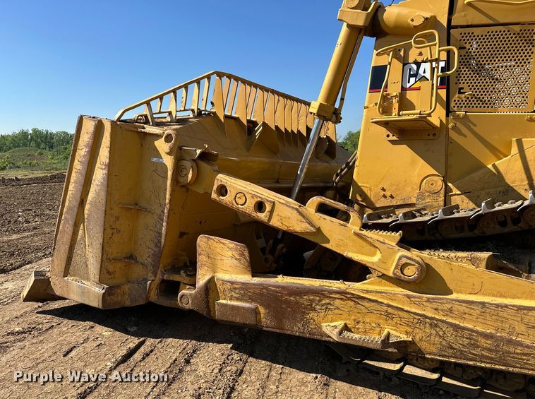 image for item NT9276 2001 Caterpillar D10R dozer