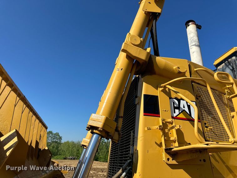 image for item NT9276 2001 Caterpillar D10R dozer