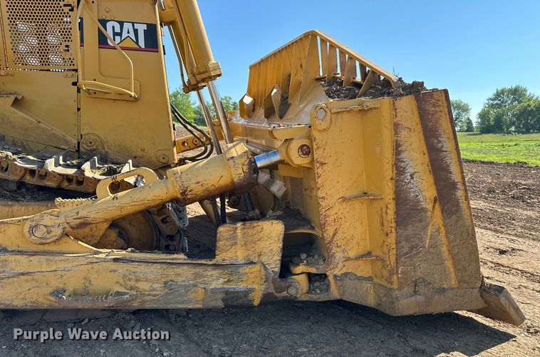 image for item NT9276 2001 Caterpillar D10R dozer