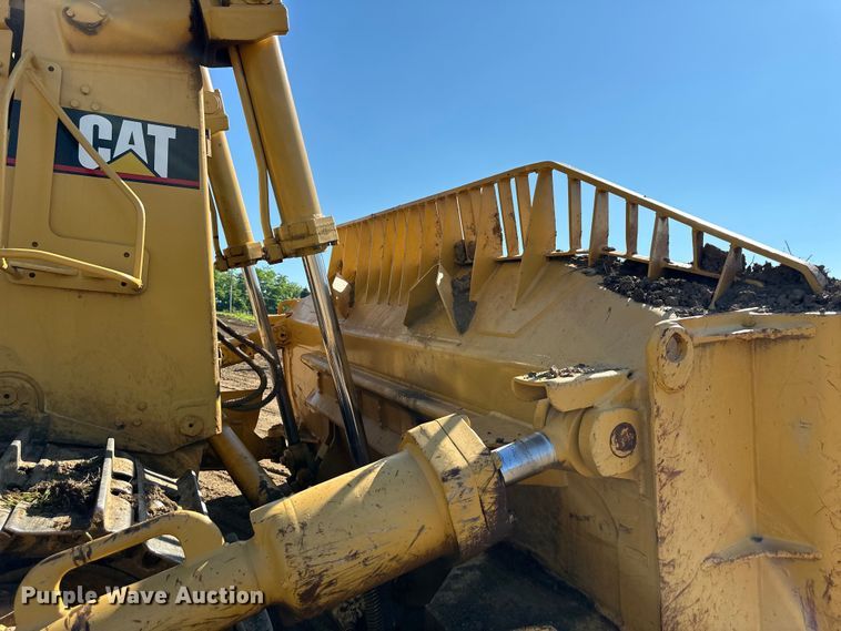image for item NT9276 2001 Caterpillar D10R dozer
