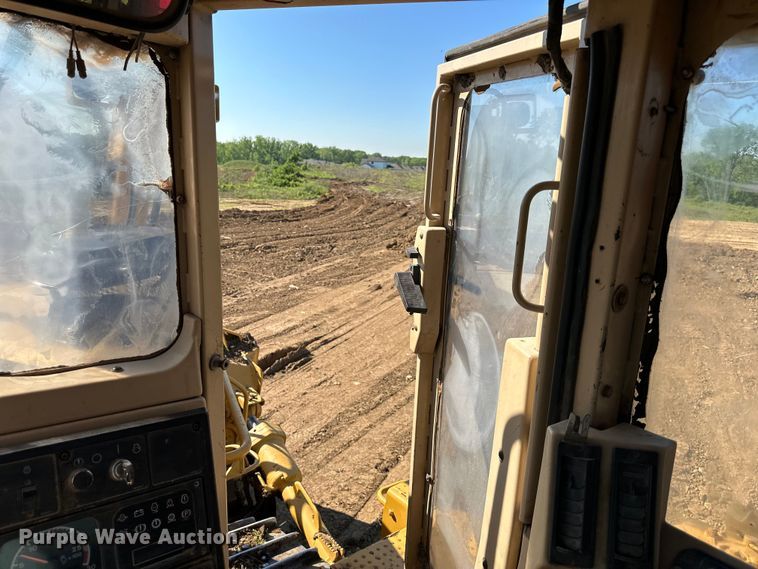 image for item NT9276 2001 Caterpillar D10R dozer