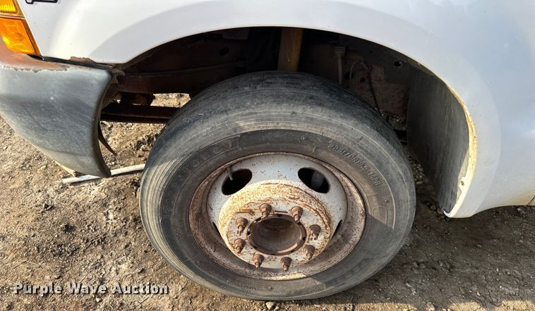 image for item NT9362 1999 Ford F450 Super Duty flatbed truck