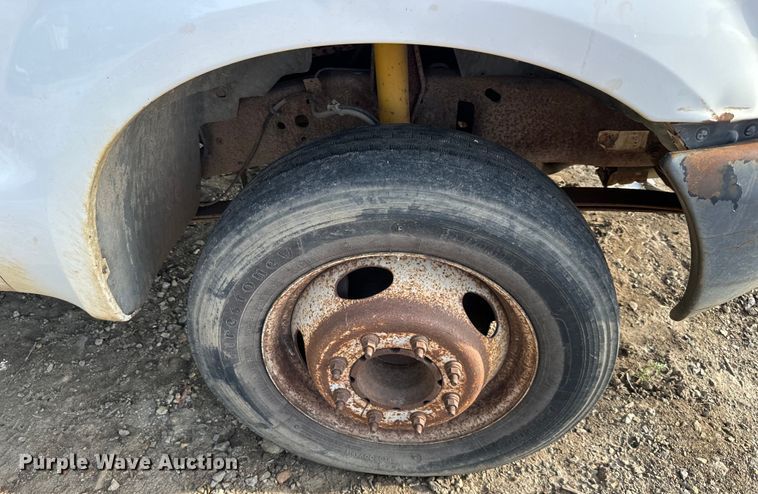 image for item NT9362 1999 Ford F450 Super Duty flatbed truck