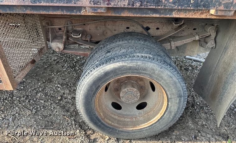 image for item NT9362 1999 Ford F450 Super Duty flatbed truck