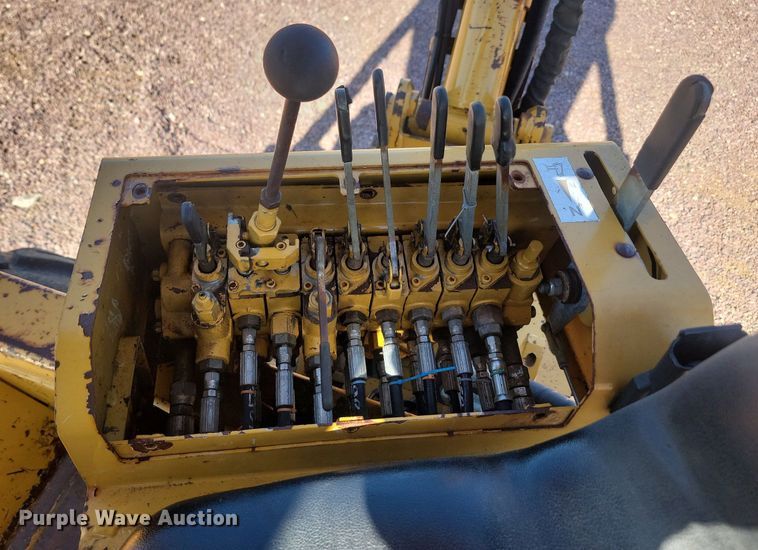 image for item NZ9883 2005 Vermeer V8550A cable plow