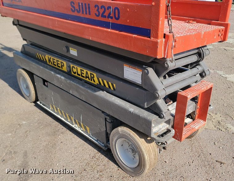 image for item NZ9888 1999 Skyjack SJIII 3220 scissor lift