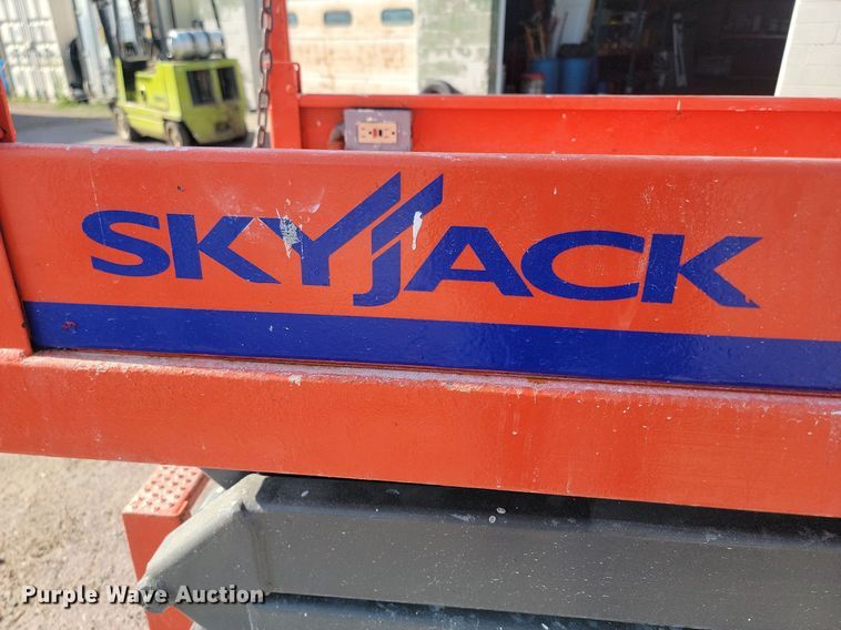 image for item NZ9888 1999 Skyjack SJIII 3220 scissor lift