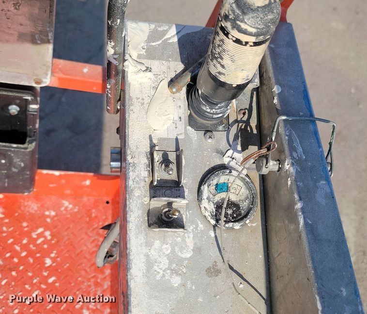 image for item NZ9888 1999 Skyjack SJIII 3220 scissor lift