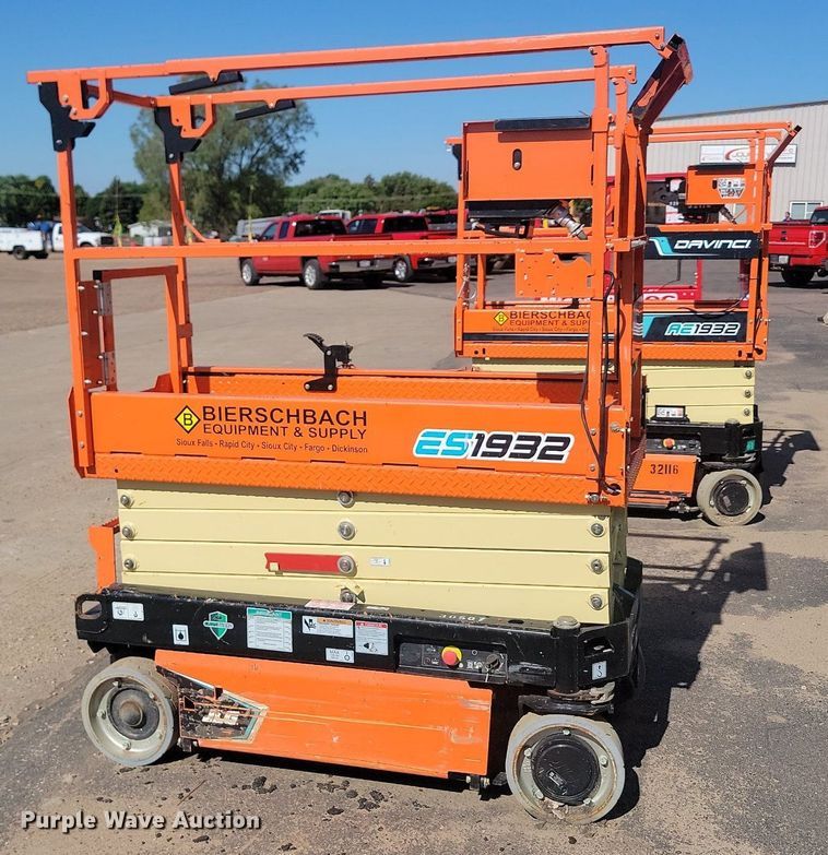 image for item NZ9904 (3) scissor lifts