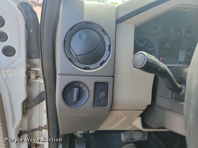 image for item NZ9905 2008 Ford F450 Super Duty XL Crew Cab truck cab and chassis