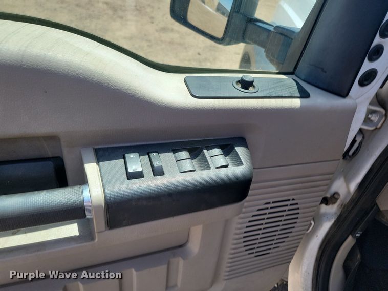 image for item NZ9905 2008 Ford F450 Super Duty XL Crew Cab truck cab and chassis