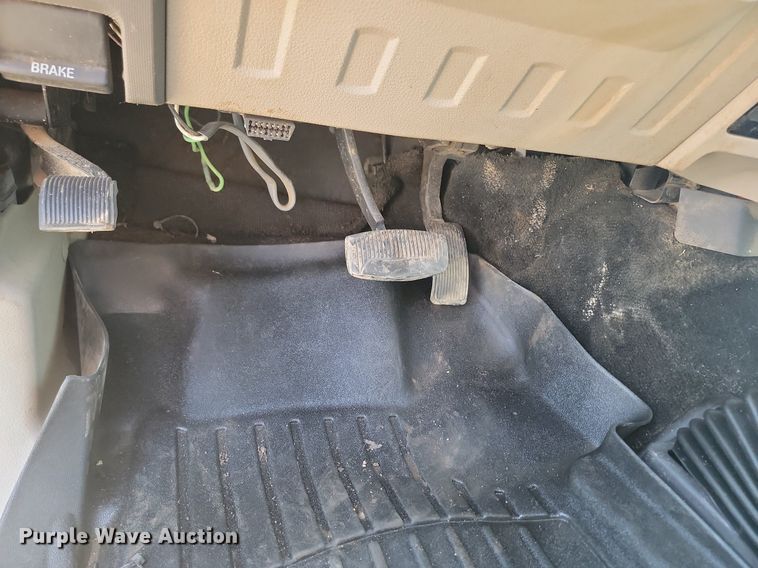 image for item NZ9905 2008 Ford F450 Super Duty XL Crew Cab truck cab and chassis