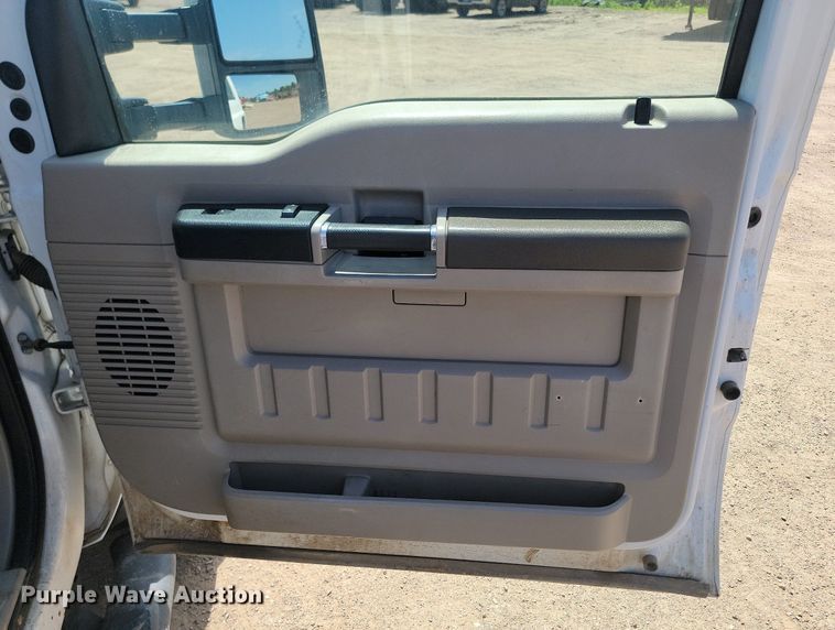 image for item NZ9905 2008 Ford F450 Super Duty XL Crew Cab truck cab and chassis