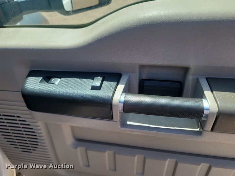 image for item NZ9905 2008 Ford F450 Super Duty XL Crew Cab truck cab and chassis