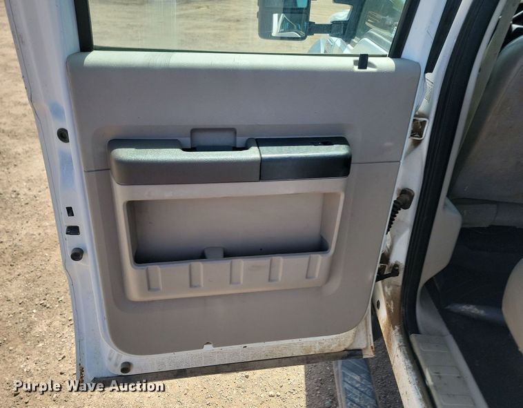 image for item NZ9905 2008 Ford F450 Super Duty XL Crew Cab truck cab and chassis