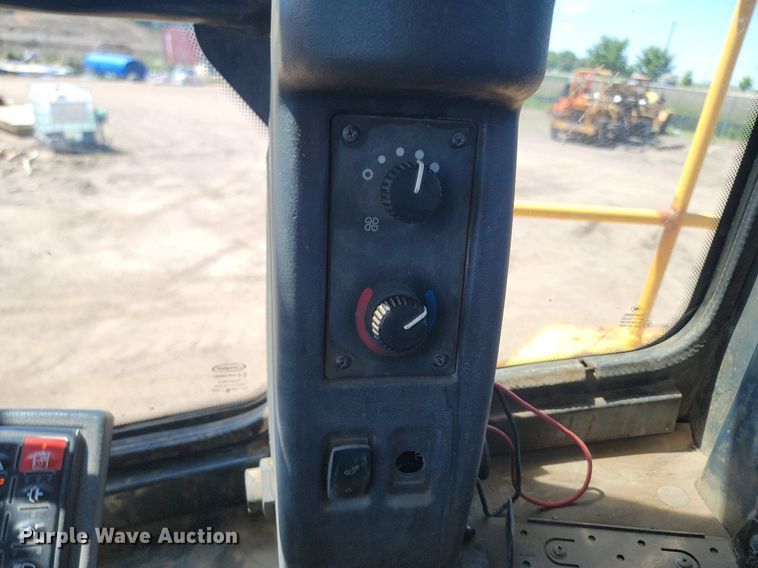 image for item NZ9910 2012 John Deere 744K wheel loader