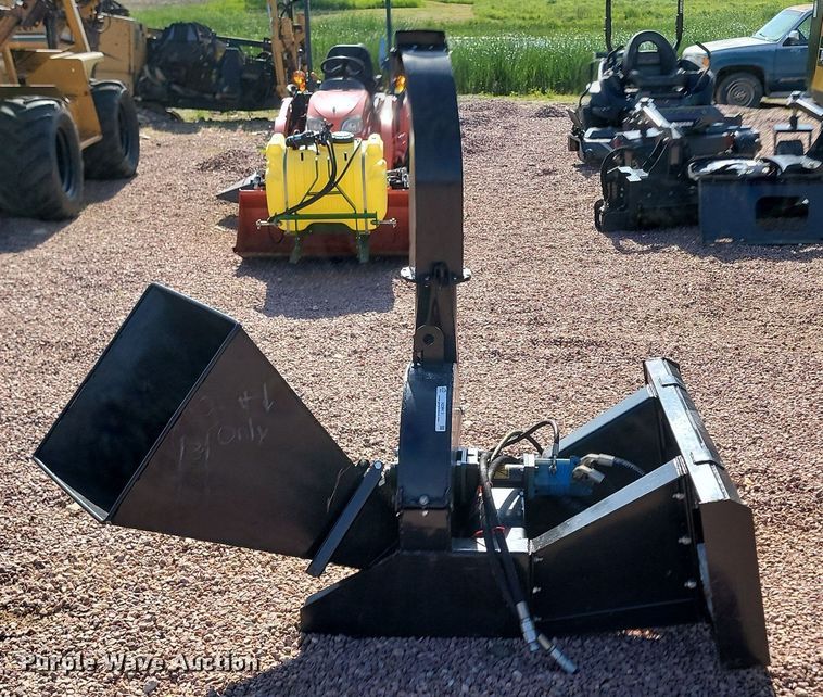 image for item NZ9913 Skid steer wood chipper