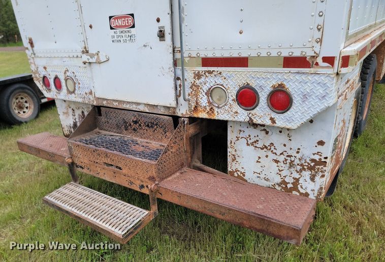 image for item NZ9917 1997 Volvo Autocar fuel / lube truck