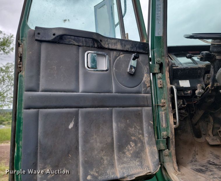 image for item NZ9917 1997 Volvo Autocar fuel / lube truck