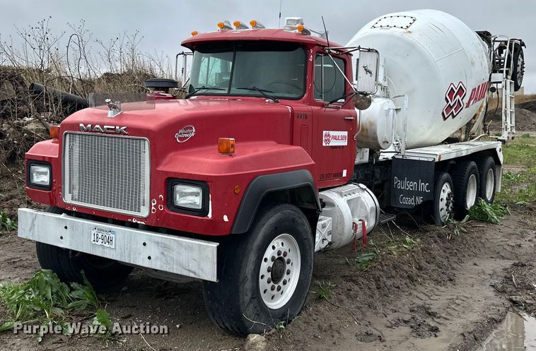 image for item OE9178 2001 Mack RD690S ready mix truck