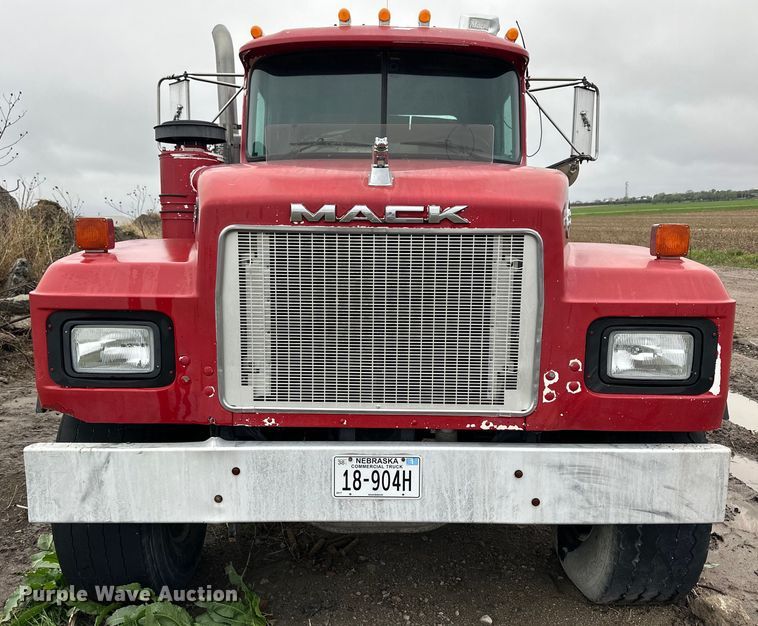 image for item OE9178 2001 Mack RD690S ready mix truck