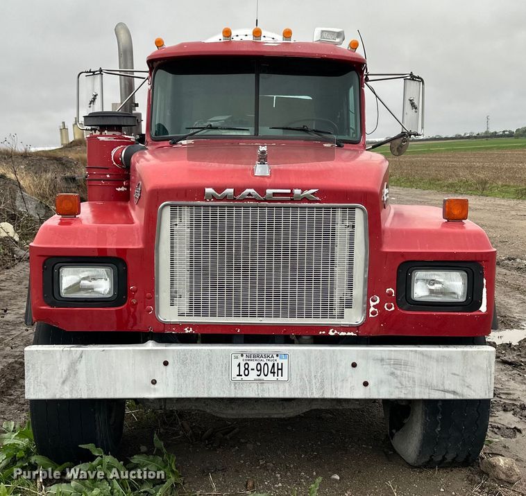 image for item OE9178 2001 Mack RD690S ready mix truck