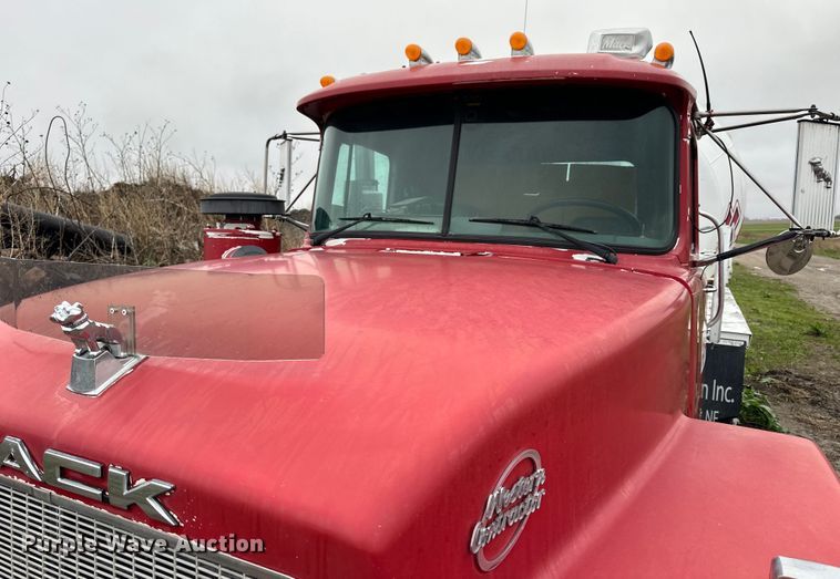 image for item OE9178 2001 Mack RD690S ready mix truck