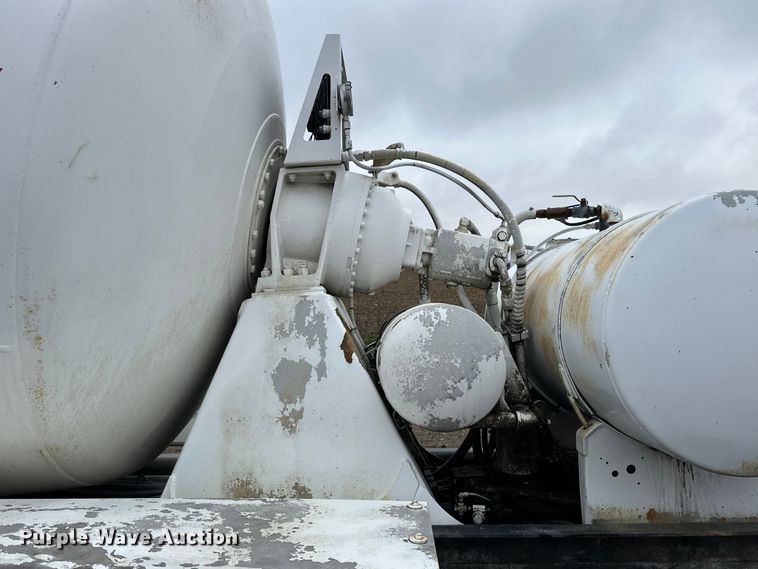 image for item OE9178 2001 Mack RD690S ready mix truck