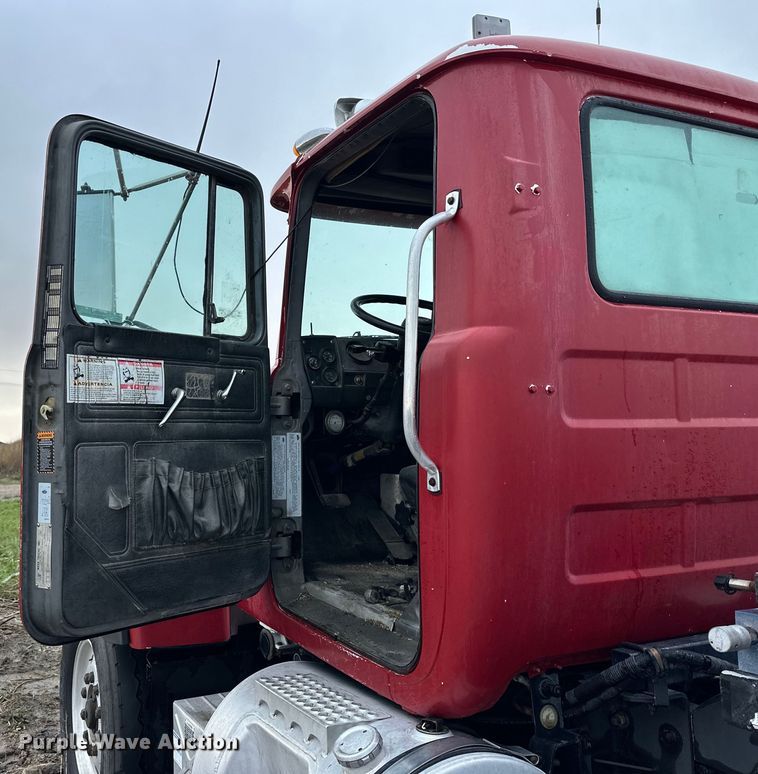 image for item OE9178 2001 Mack RD690S ready mix truck