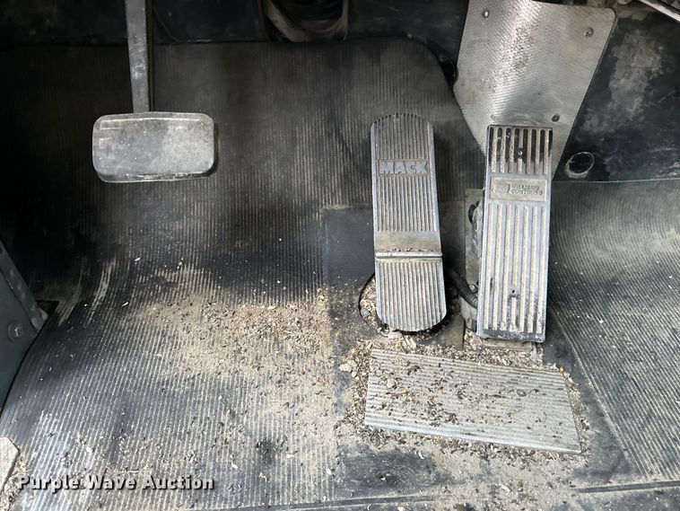 image for item OE9178 2001 Mack RD690S ready mix truck