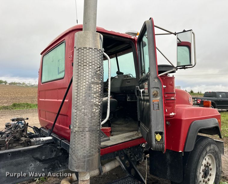 image for item OE9178 2001 Mack RD690S ready mix truck