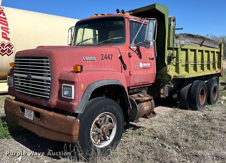 image for item OE9183 1989 Ford L900 dump truck
