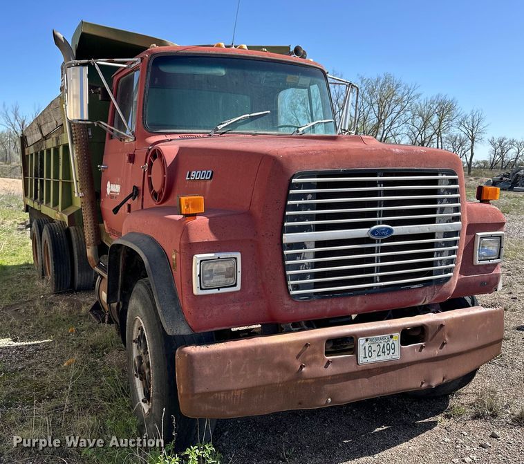 image for item OE9183 1989 Ford L900 dump truck