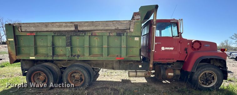 image for item OE9183 1989 Ford L900 dump truck