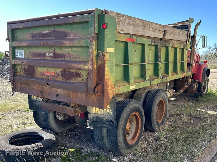 image for item OE9183 1989 Ford L900 dump truck
