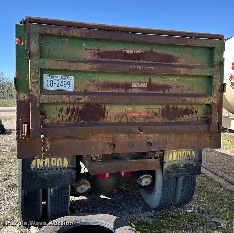 image for item OE9183 1989 Ford L900 dump truck