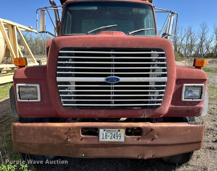 image for item OE9183 1989 Ford L900 dump truck