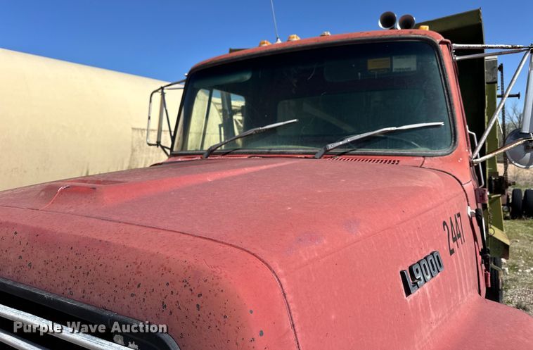image for item OE9183 1989 Ford L900 dump truck