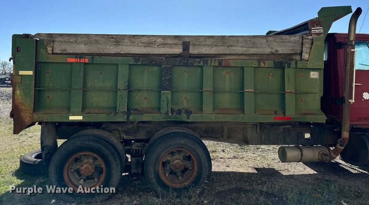 image for item OE9183 1989 Ford L900 dump truck