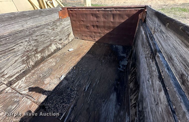 image for item OE9183 1989 Ford L900 dump truck