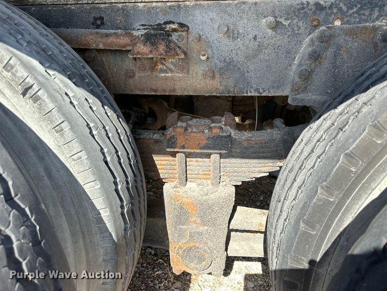 image for item OE9183 1989 Ford L900 dump truck
