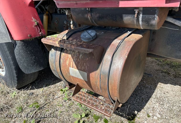 image for item OE9183 1989 Ford L900 dump truck