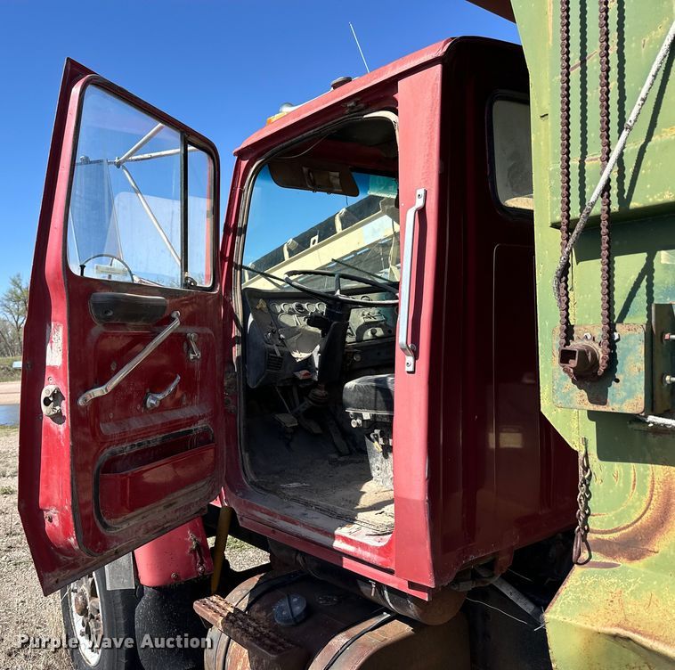 image for item OE9183 1989 Ford L900 dump truck