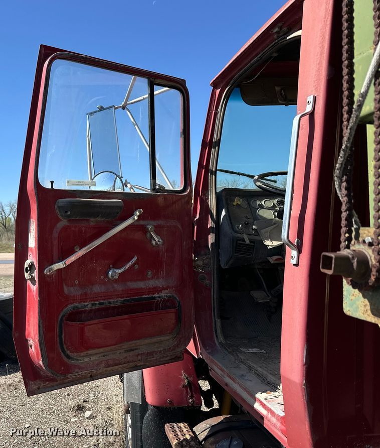 image for item OE9183 1989 Ford L900 dump truck