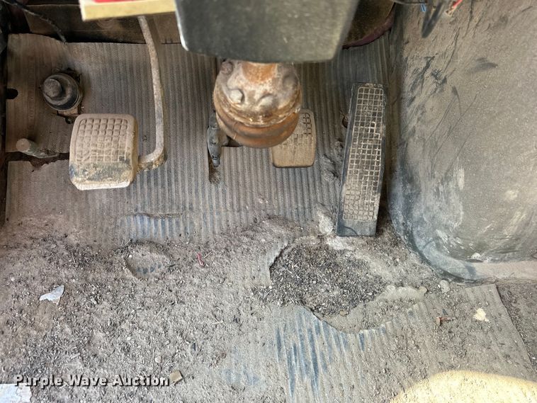 image for item OE9183 1989 Ford L900 dump truck